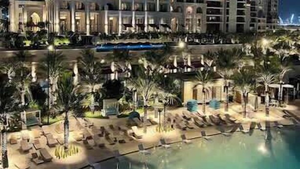 Un hotel con area piscina, diversi piani e un cartello ben visibile con la scritta 'Viva'.