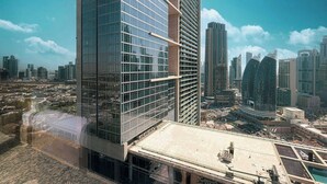 Een hoog gebouw met een glazen gevel en een plat dak.
