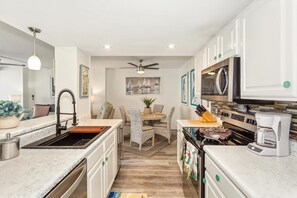 Réfrigérateur, micro-ondes, four, plaque de cuisson