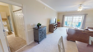 Condo, 2 quartos | Área de estar