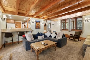 House, 4 Bedrooms | Living area