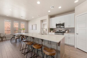 Maison mitoyenne, 4 chambres | Cuisine privée