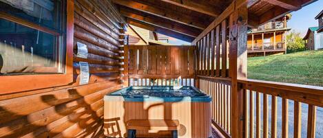 Cabaña, 2 habitaciones | Tina de hidromasaje al aire libre