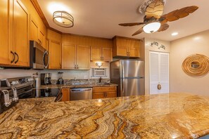 Condo, 1 chambre | Cuisine privée | Réfrigérateur, un four, cafetière-théière, grille-pain