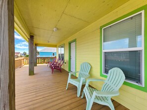 Terrace/patio - Mellow Yellow-3 bedroom, 2 bathroom, pet-friendly home. (Crystal Beach)