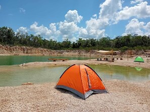 Tienda básica, vistas al lago | Zona de estar
