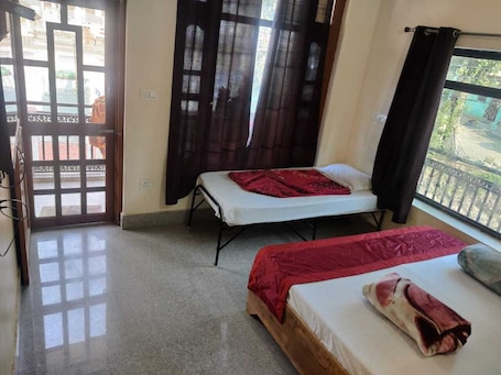 Quarto triplo, para não fumantes, vista para a montanha | Roupa de cama. Hotel Kamal Ganga & Restaurant