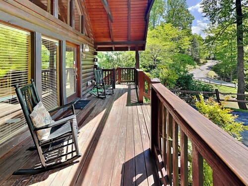Hugs 'N Kisses | Pet-Friendly Cabin - Hot Tub, Game Loft + Pond View