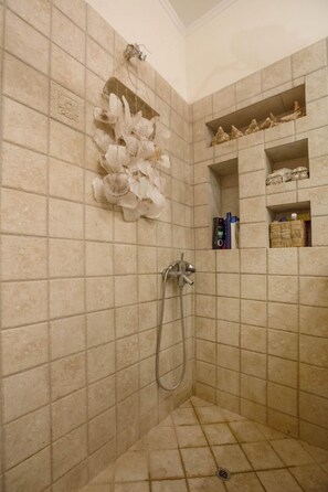 Appartement Familial, 3 chambres, vue jardin | Salle de bain | Douche, articles de toilette gratuits, sèche-cheveux
