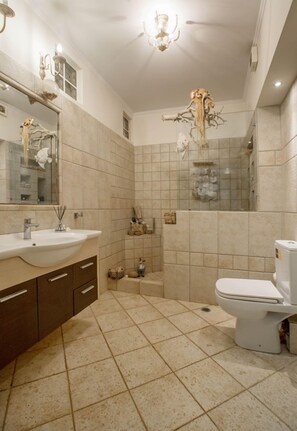 ファミリー アパートメント 3 ベッドルーム ガーデンビュー | バスルーム | シャワー、バスアメニティ (無料)、ヘアドライヤー、タオル