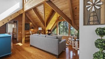 Tv, eldstad, böcker och kontor