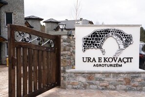 A sign with a horse silhouette and the text "URA E KOVAÇIT AGROTURIZİZM". - Ura e Kovacit Agrotourism (Voskopojë)