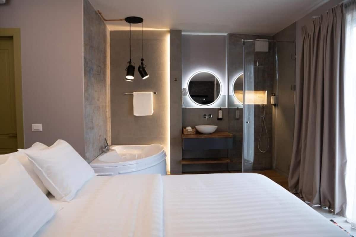 Deluxe Double Room, Garden View | Desk, soundproofing, free WiFi