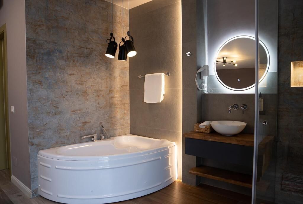 Sèche-cheveux, peignoirs, chaussons, serviettes fournies