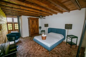 4 habitaciones, tabla de planchar con plancha, wifi y ropa de cama 