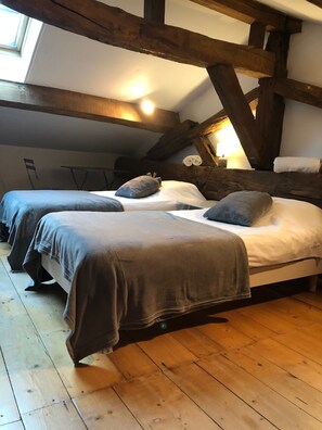 4 dormitoris, planxa i posts de planxar, wifi i roba de llit 