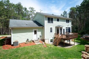 Exterior - Team house! Spacious 7-bedroom house, fitness room and WiFi in lovely Rockford (Rockford)