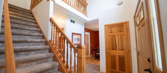Team house! Spacious 7-bedroom house, fitness room and WiFi in lovely Rockford