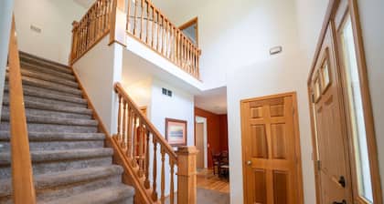 Team house! Spacious 7-bedroom house, fitness room and WiFi in lovely Rockford