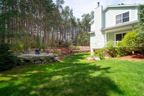 Outdoor dining - Team house! Spacious 7-bedroom house, fitness room and WiFi in lovely Rockford (Rockford)