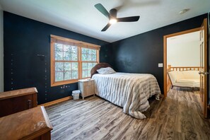 7 bedrooms, iron/ironing board, WiFi, bed sheets - Team house! Spacious 7-bedroom house, fitness room and WiFi in lovely Rockford (Rockford)