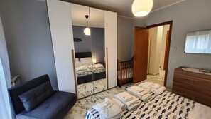 2 bedrooms, iron/ironing board, travel crib, free WiFi - Blue Starfish Holiday Home (Taormina)