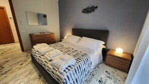 2 bedrooms, iron/ironing board, travel cot, free WiFi