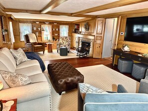 Smart TV, fireplace, ping pong, books