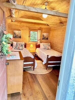 6 bedrooms, desk, travel crib, free WiFi - Spacious 5-bedroom century home and barn on 10-acres in charming Kirtland Ohio! (Kirtland)