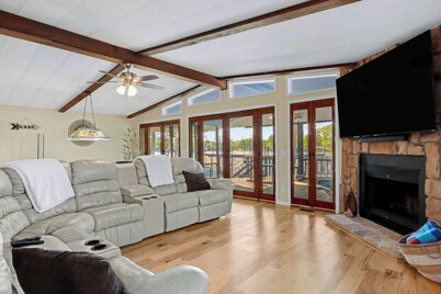 Lakefront Daze – Stay for 6 w/ Pool Table & Outdoor Oasis