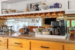 Brew coffee or craft fabulous cocktails in the dining room - Lakefront Daze – Stay for 6 w/ Pool Table & Outdoor Oasis (New Braunfels)