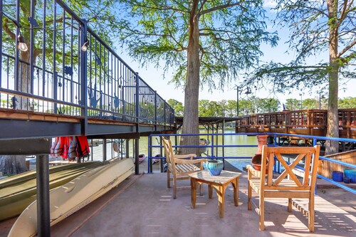 Lakefront Daze – Stay for 6 w/ Pool Table & Outdoor Oasis