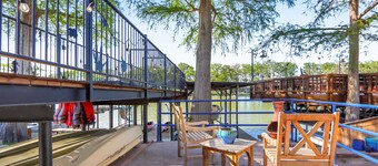 Lakefront Daze – Stay for 6 w/ Pool Table & Outdoor Oasis