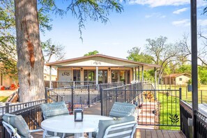 Outdoor dining - Lakefront Daze – Stay for 6 w/ Pool Table & Outdoor Oasis (New Braunfels)