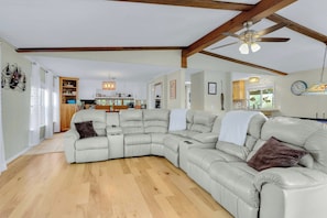 Curl up in the breezy living room & stream your favorites on the smart TV - Lakefront Daze – Stay for 6 w/ Pool Table & Outdoor Oasis (New Braunfels)