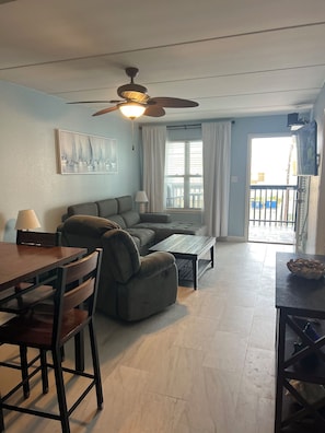 Smart TV - Beach view w/ large balcony 200' from sand. Heated pool, hot tub, 4 beds, 2 bath (South Padre Island)