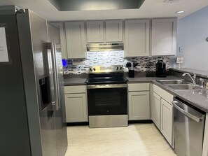 Réfrigérateur, four à micro-ondes, un four, surface de cuisson