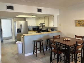 Kylskåp, mikrovågsugn, ugn och spishäll