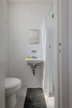 Douche, serviettes fournies