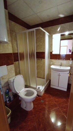 Dusche, Haartrockner, Handtücher, Seife