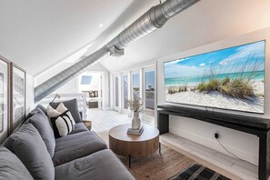 Una televisión, una oficina