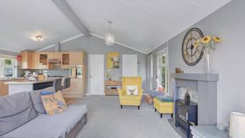 Cabin, Golf View | Living area | 30-inch TV with digital channels