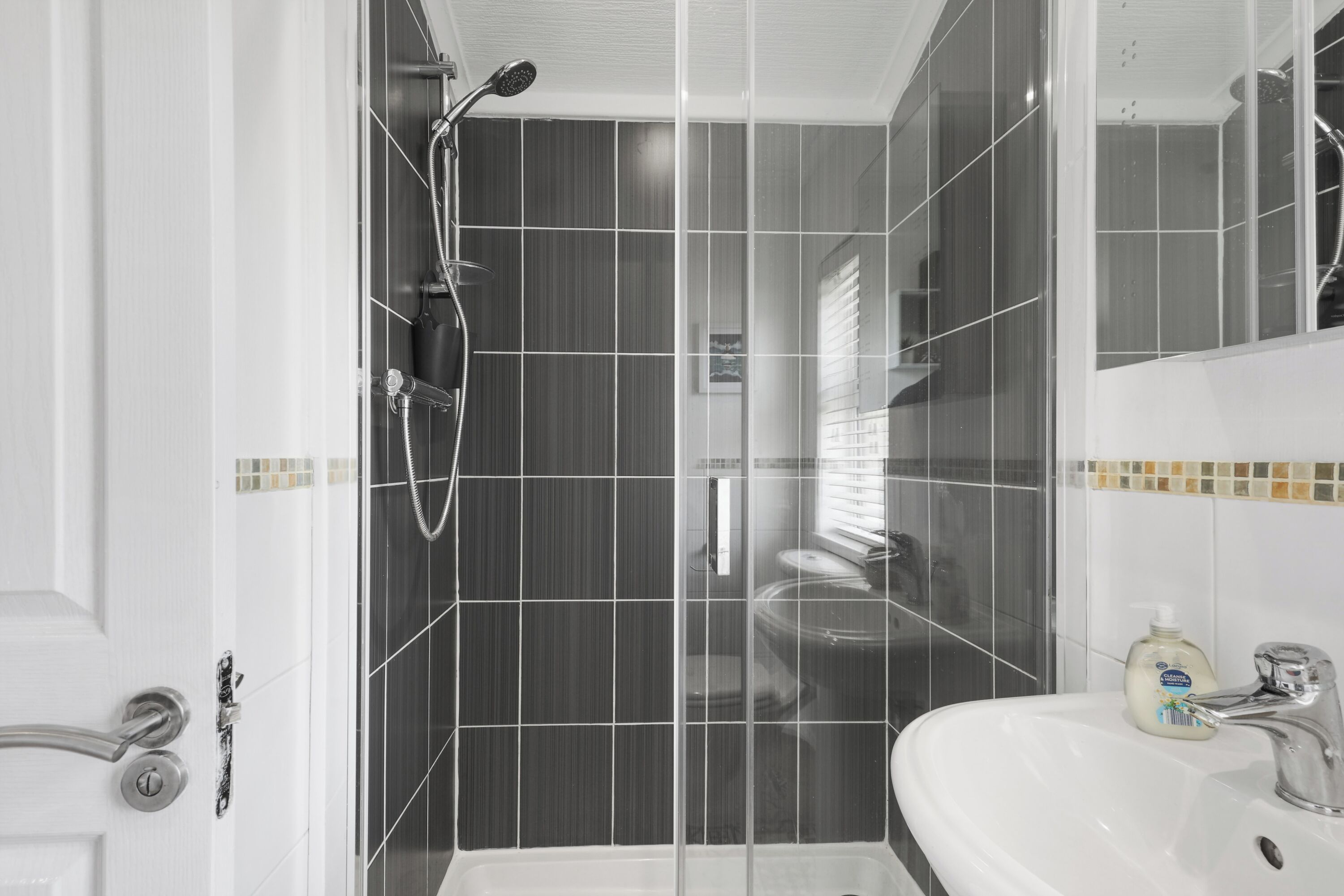 Une salle de bain avec une douche, un lavabo et des toilettes.