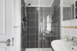 Kylpyhuone, jossa on suihku, pesuallas ja wc.