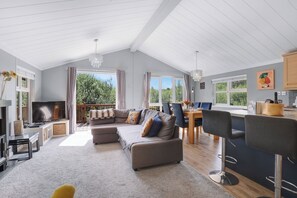 Cabin, Golf View | Living area | 30-inch TV with digital channels