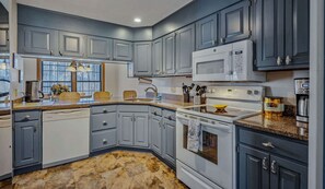 Fridge, microwave, oven, stovetop - Fireplace, Game Room, Corner Condo - Sugar Hill 3E (Quechee)