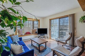 TV, fireplace - Fireplace, Game Room, Corner Condo - Sugar Hill 3E (Quechee)