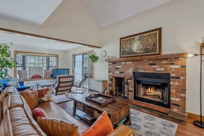 TV, fireplace - Fireplace, Game Room, Corner Condo - Sugar Hill 3E (Quechee)
