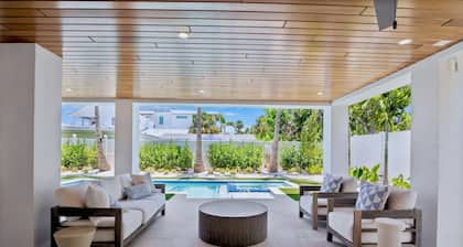 Costa Bella: 4-Bedroom Home with Private Pool & Spa, Close to Beach & Pine Ave