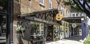 Une devanture de magasin avec une enseigne indiquant « Elicottville Coffee Co. » et « Alpine Bistro ».